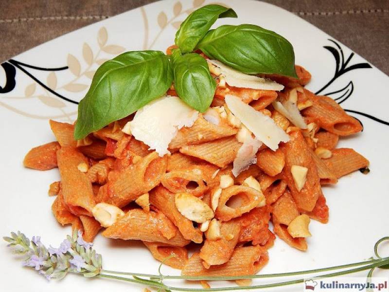 Penne razowe w sosie pomidorowym z serem ricotta i orzechami nerkowca