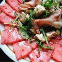 Carpaccio z arbuza z rukolą, szynką szwarcwaldzką i serem pleśniowym