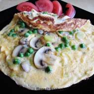 Omlet z pieczarkami, porem i zielonym groszkiem