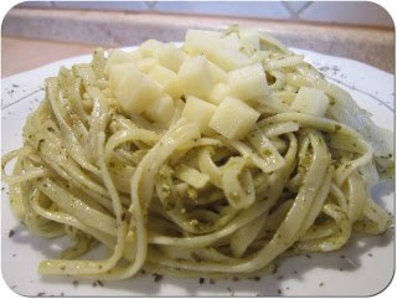 Spaghetti z pesto bazyliowym i owczym serem
