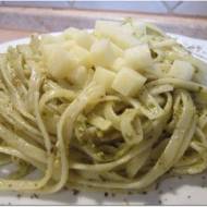 Spaghetti z pesto bazyliowym i owczym serem