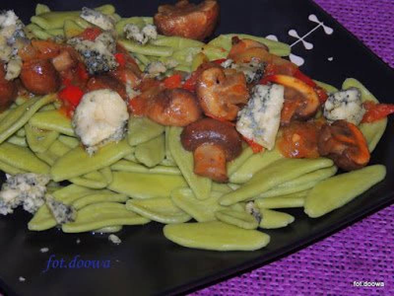 Foglie d'ulivo agli spinaci z brązową pieczarką, czosnkiem i serem pleśniowym