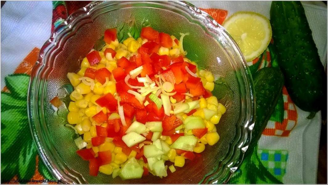 Kolorowa surówka obiadowa z kukurydzą