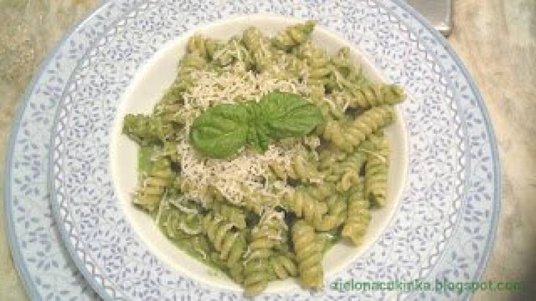 Pesto ze świeżej bazyli z makaronem typu  świderki- pasta con pesto