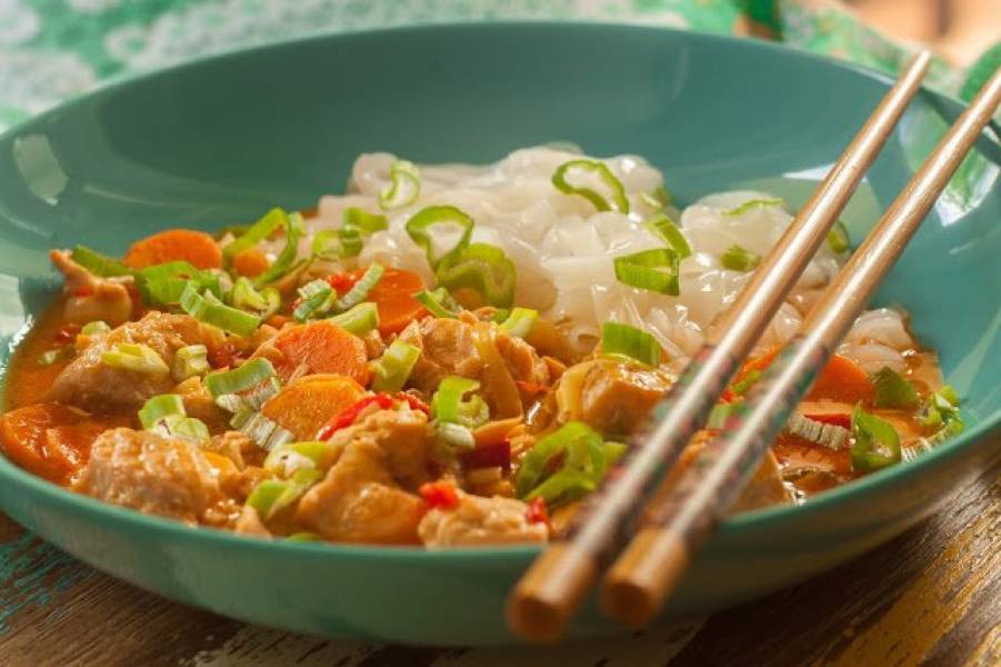 Curry z łososiem i makaronem ryżowym