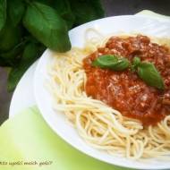 Spaghetti pomidorowe z mięsem i cukinią i pysznym sosem pomidorowym