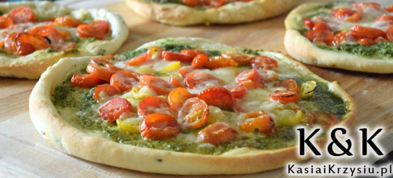 Mini pizze z pesto i pomidorami