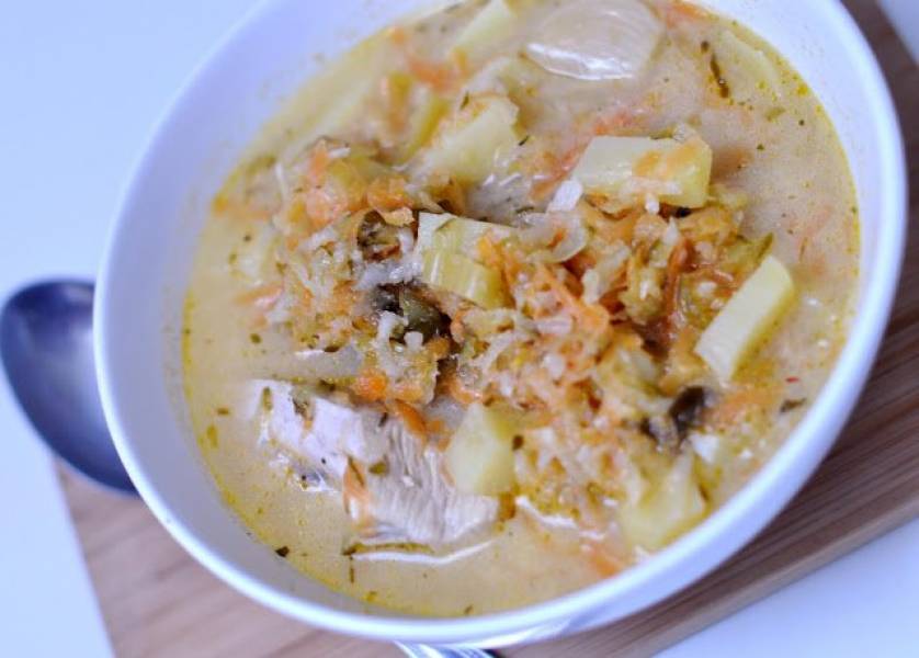 Zupa ogórkowa na żeberku lub szynce