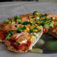 Pyszna pizza na cieście razowym z wędzonym łososiem i serem camembert