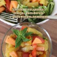 Sałatka z roszponką, mango, pomidorem i grillowanym ananasem