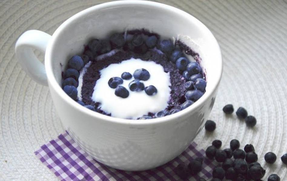 Jagodowy mug cake