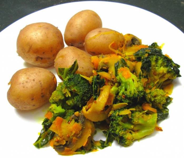 Ziemniaki w mundurkach z warzywami i kurkumą
