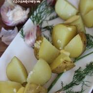 Ziemniaki gotowane na parze z masłem czosnkowym