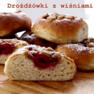 Drożdżówki z wiśniami i cynamonową kruszonką