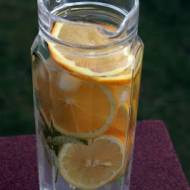 Cytrynowo-pomarańczowa woda ze świeżą miętą