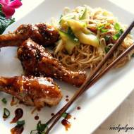 Azjatycki kurczak w glazurze z Chow Mein