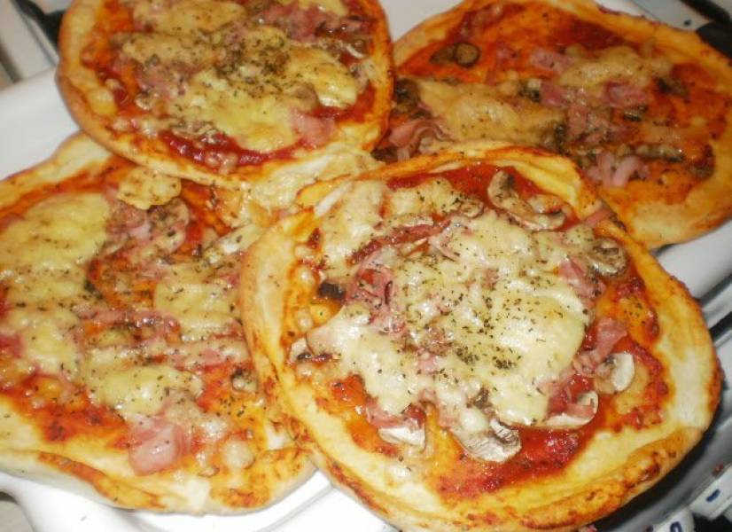 Błyskawiczna pizza, na pysznym cieście z dodatkiem sera białego