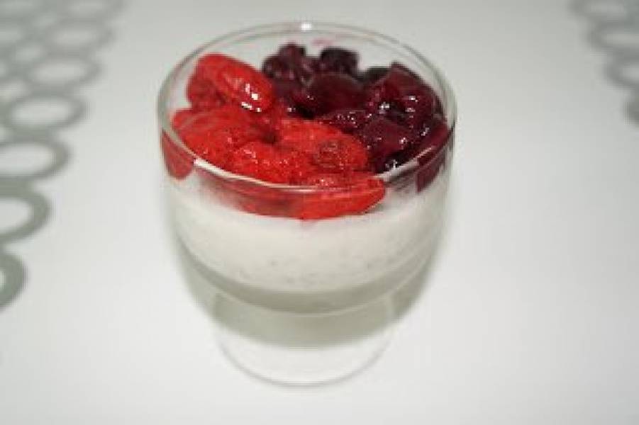 Deser z nasionami chia&truskawki, jagody, czereśnie