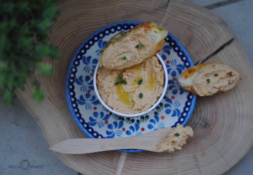 Pasta z ciecierzycy i suszonych pomidorów