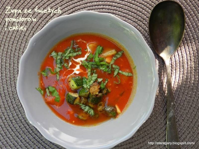 Zupa ze świeżych pomidorów i cukinii