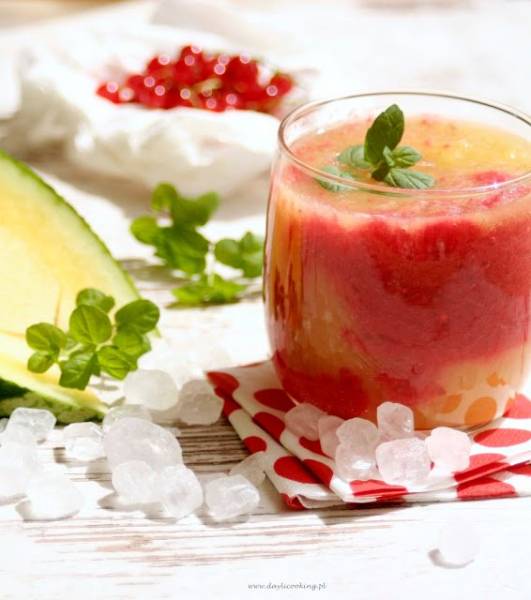 Czerwona porzeczka, żółty arbuz i mięta -  kolorowe i zdrowe letnie napoje