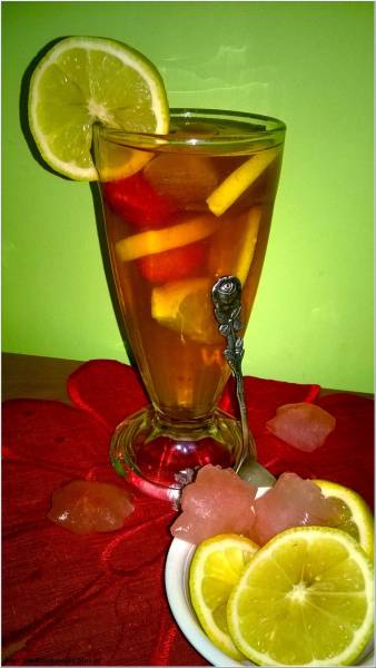 Mrożona miętowo-cytrynowa herbata z owocami i truskawkowymi kostkami lodu