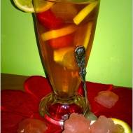 Mrożona miętowo-cytrynowa herbata z owocami i truskawkowymi kostkami lodu