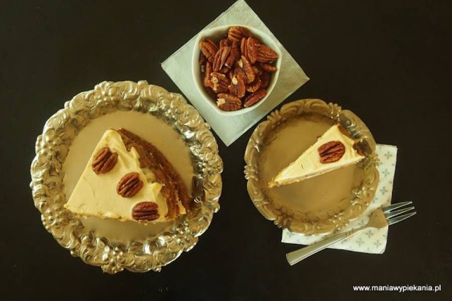 Ciasto pietruszkowe z syropem klonowym i orzechami pekan