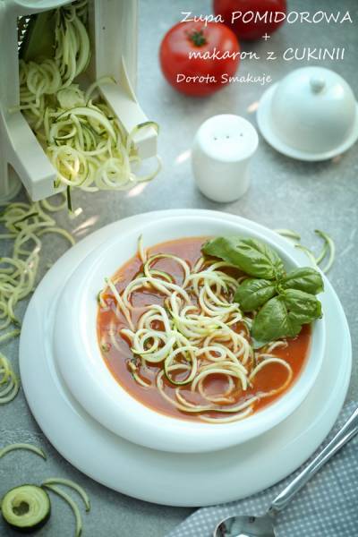Kremowa zupa pomidorowa z makaronem cukiniowym
