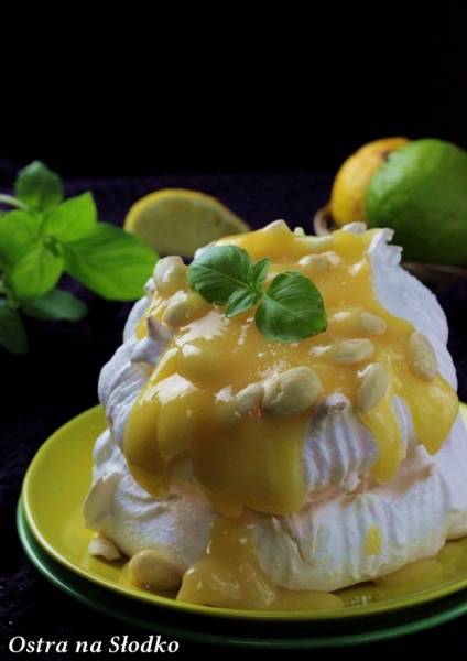 MINI PAVLOVA Z LEMON CURD – ( torcik bezowy z kremem cytrynowym )