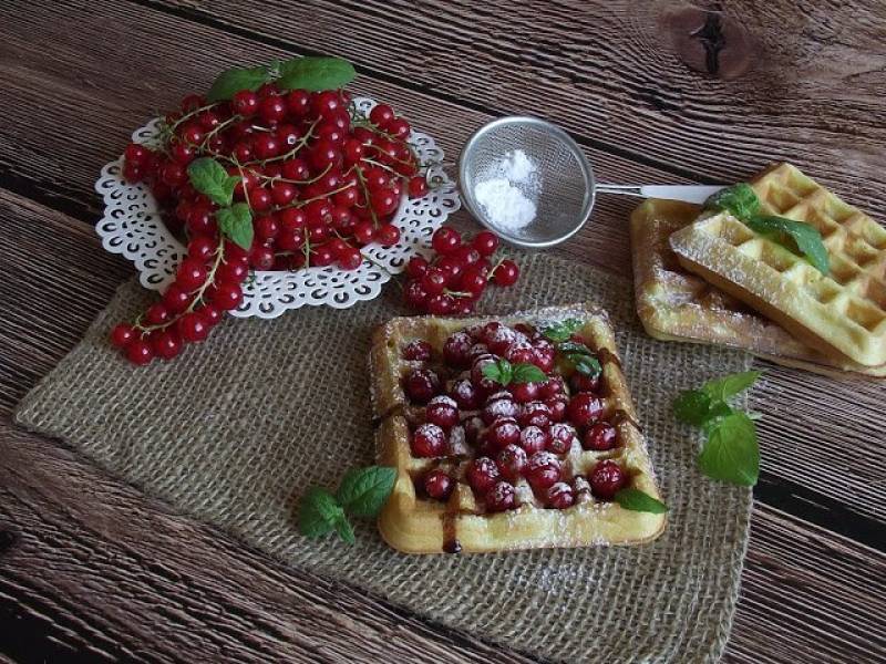 Słodkie środy - Gofry z czerwonymi porzeczkami z nutą czekolady