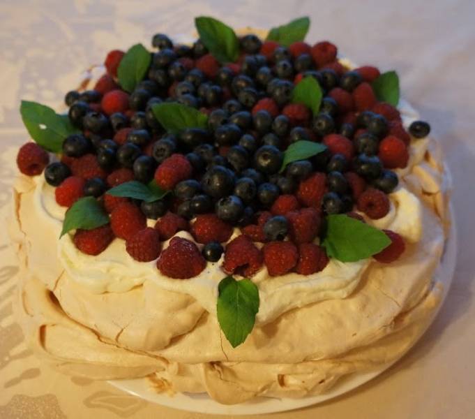 Tort bezowy z kremem i owocami
