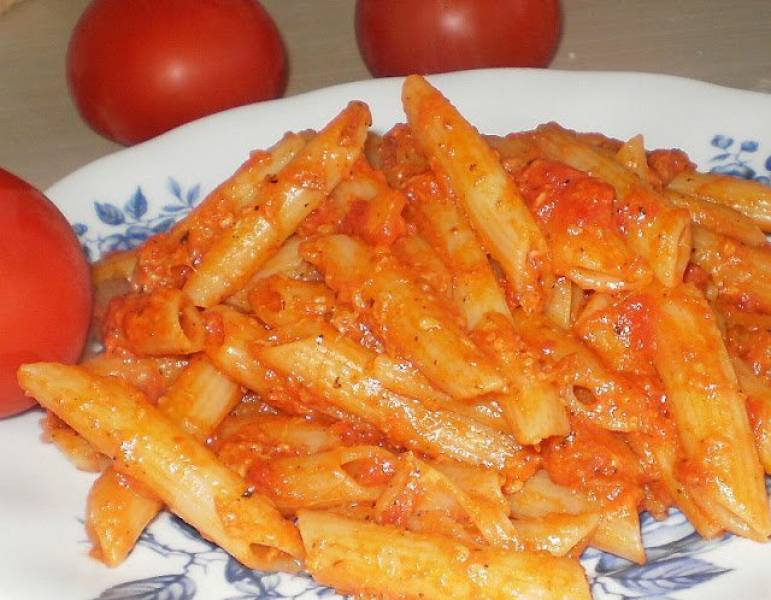 makaron a'la włoska pasta-z sosem pomidorowym i serem