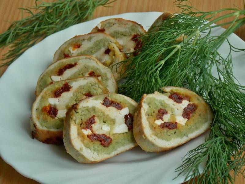 Roladki z bobem, suszonymi pomidorami i fetą