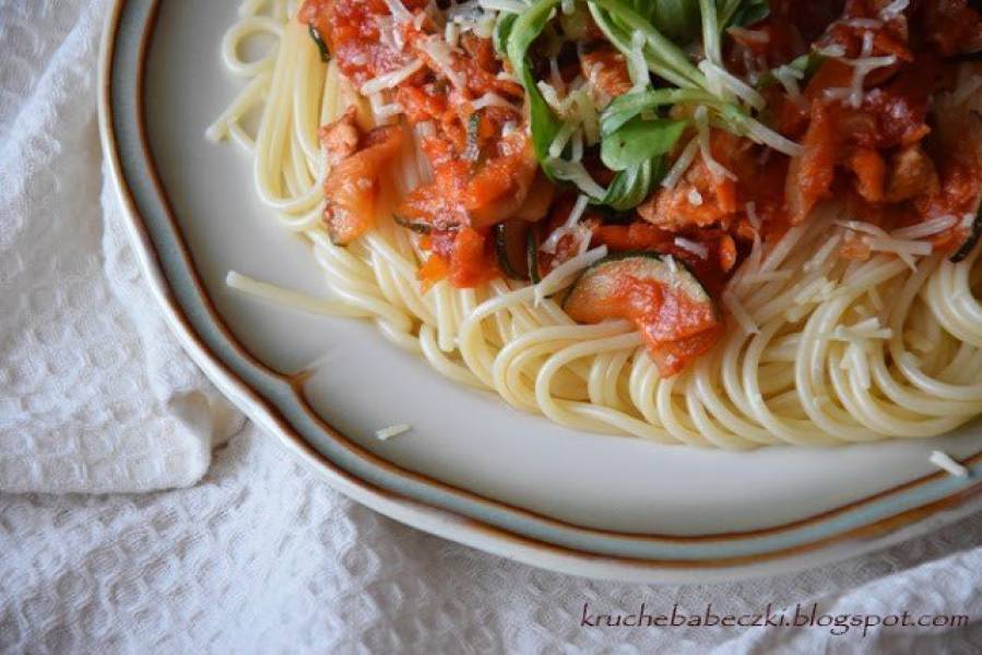 Spaghetti z kurczakiem, pomidorami i cukinią