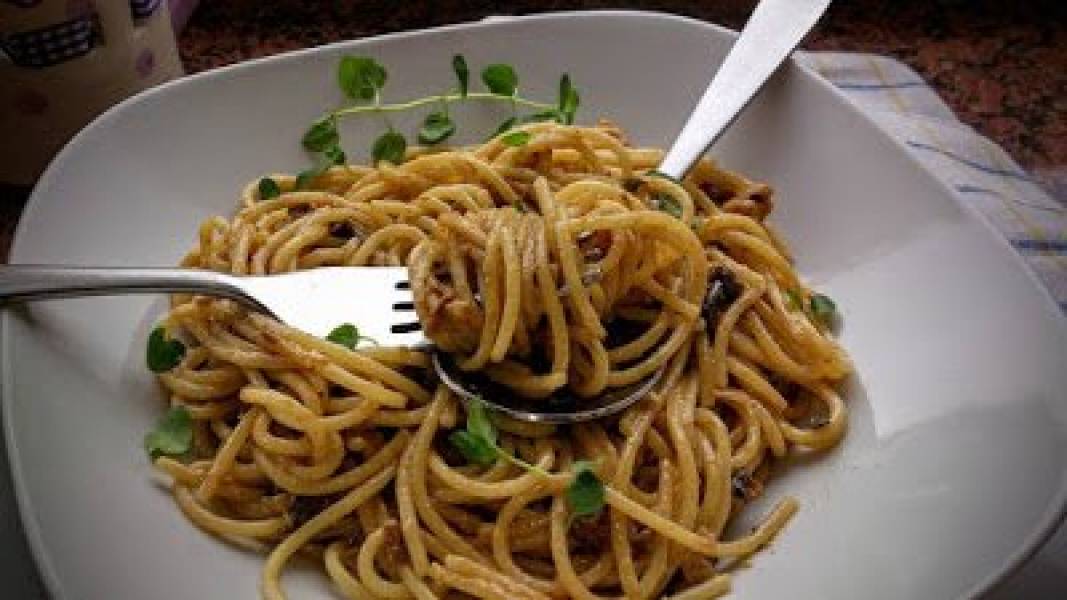 Spaghetti z borowikami w sosie śmietanowym z szafranem i oregano.