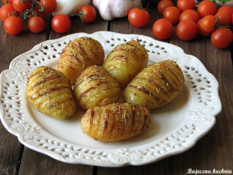 Młode ziemniaki pieczone z czosnkiem