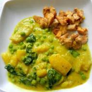 Curry z mleczkiem kokosowym, szpinakiem i zielonym groszkiem