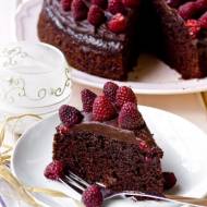 Wegański tort czekoladowo-malinowy