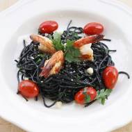 Czarne spaghetti z krewetkami w sosie maślano-winnym