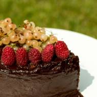 Tort czekoladowo-czekoladowy z porzeczkami