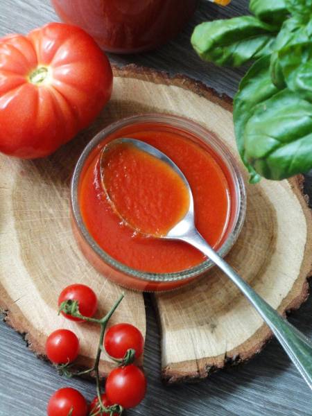 Domowy przecier pomidorowy z bazylią