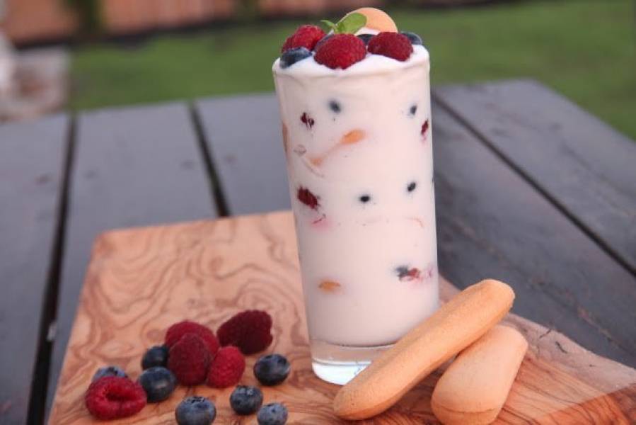 Deser biszkoptowy z jogurtem i owocami