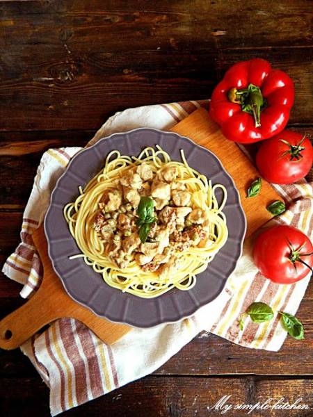 Spaghetti z kurczakiem, suszonymi pomidorami i groszkiem