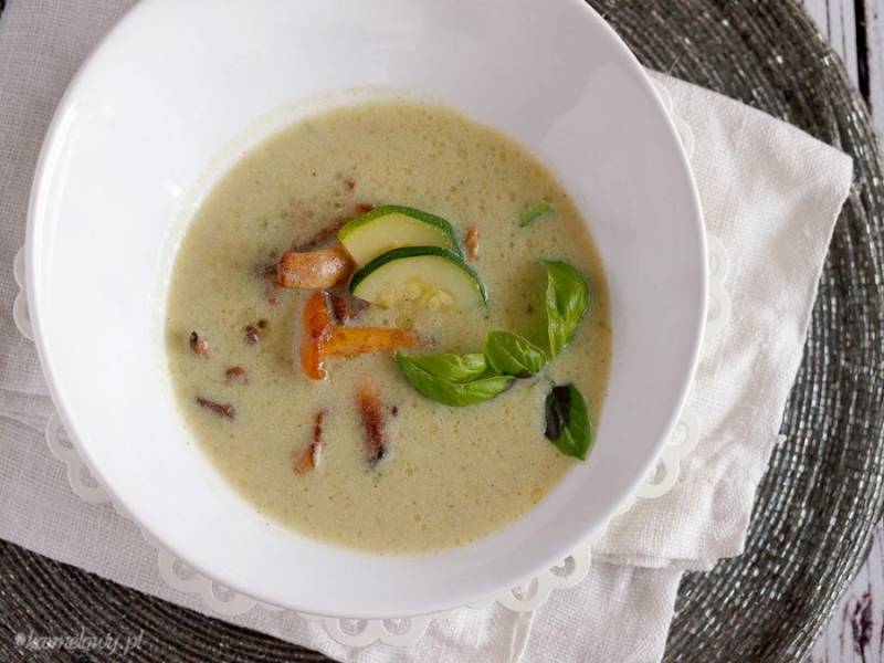 Zupa krem z cukinii z kurkami / Creamy zucchini soup with chanterelles