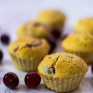 bezglutenowe kardamonowe muffiny z wiśniami