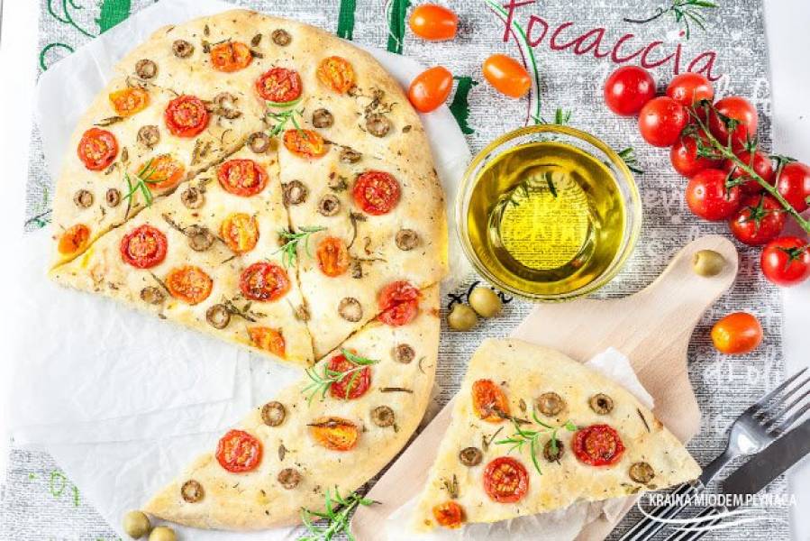 Rozmarynowa Focaccia z pomidorkami i oliwkami