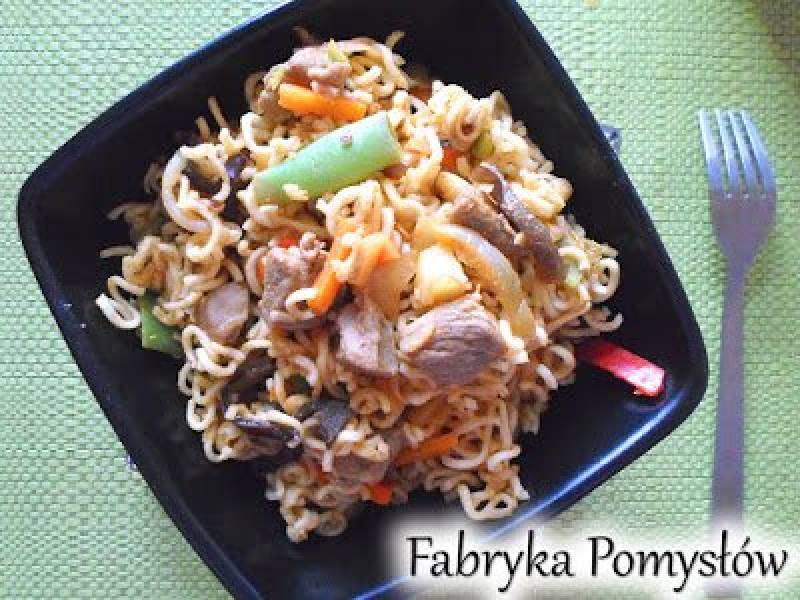 Makaron chow mein z kaczką po azjatycku