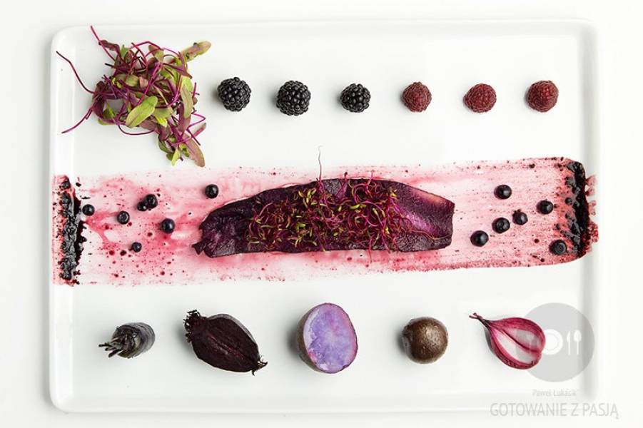 Śledź purpurowy z fioletowymi warzywami oraz jagodami, jeżynami i malinami  dodatkiem kiełków i listków buraka