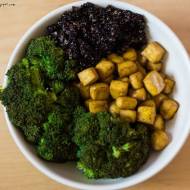 obiad w miseczce - smażone tofu, czarna quinoa i brokuły